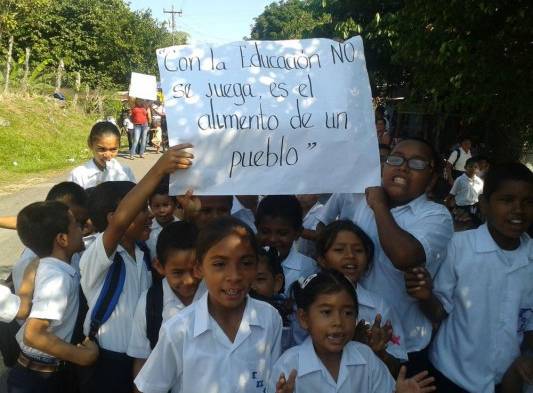 La escuela de la comunidad de El Santo cuenta con seis aulas y tiene una matrícula de 140 estudiantes.