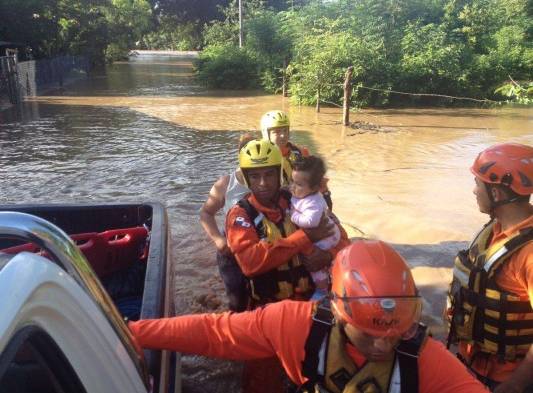 Personal de la Fuerza de Tarea Conjunta inició evacuación en Tonosí desde horas de la madrugada.