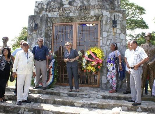 El actual CEN conmemoró al general en el mausoleo.