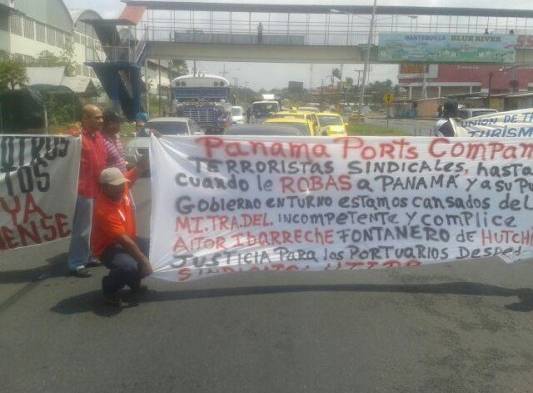 El Frente Amplio Colonense protesta en la vía Transístmica.