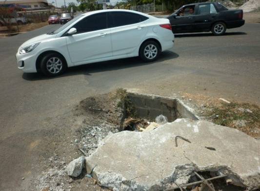 Conductores en Chitré se quejan por dos agujeros enormes