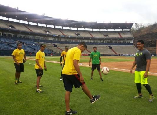 Con el estadio Rod Carew de fondo, los bocatoreños dominan el balón para relajarse antes de los partidos