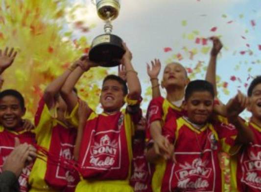 James (10) en los torneos infantiles en Cúcuta.