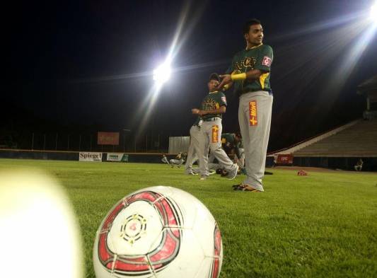 El balón los acompaña en los calentamientos