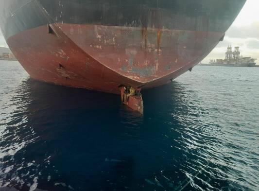 Imagen del timón del petrolero con los tres migrantes que viajaron once días subidos en él desde Nigeria hasta la ciudad insular española de Las Palmas de Gran Canaria, en el océano Atlántico.