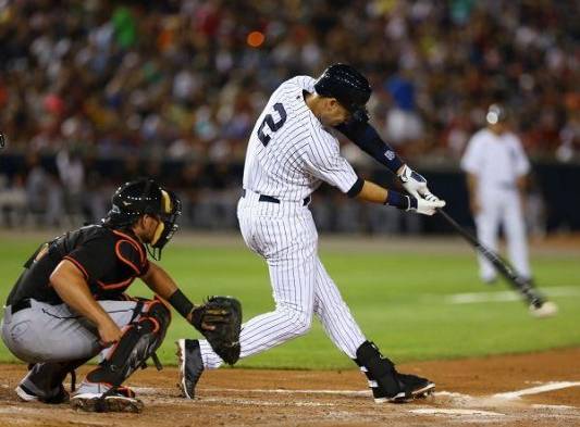 Derek Jeter batea para los Yankees de Nueva York, en la Serie de la Leyenda..