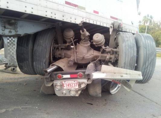 Camión articulado se accidenta en Río Hato.