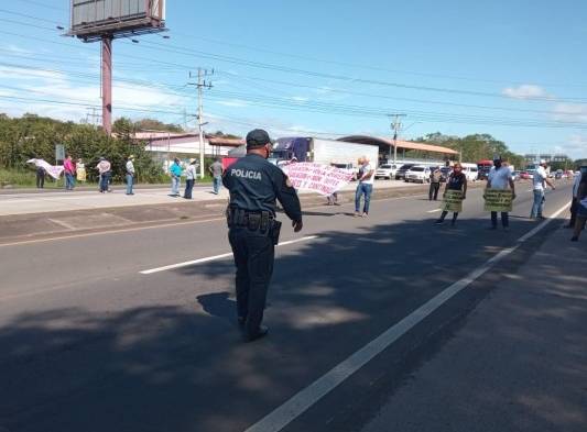 Dueños de bares y cantinas protestan en Divisa 