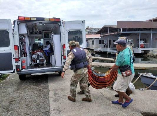 Aquí cuando llevan a una de las víctimas para atención médica.