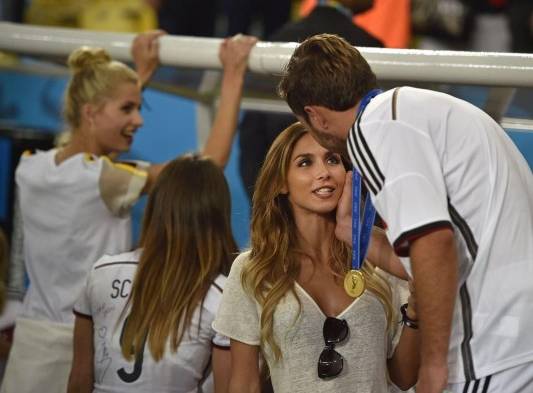 Mario Goetze acaricia a su novia Ann-Kathrin.