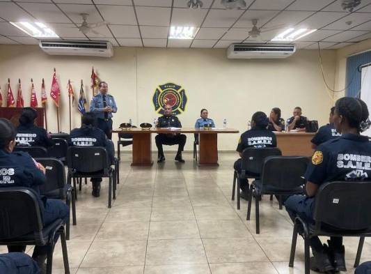 Director de los bomberos se reúne con técnicos de urgencias médicas