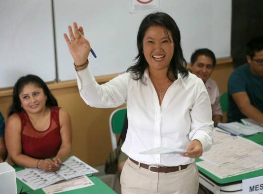 La candidata presidencial peruana por el partido Fuerza Popular, Keiko Fujimori, vota hoy, domingo 10 de abril de 2016, en un colegio electoral de Lima,  Perú.