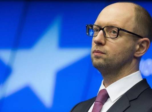 El primer ministro de Ucrania, Arseni Yatseniuk, anunció hoy su dimisión tras aferrarse durante dos meses al cargo pese a la incesante presión de todos sus socios de la coalición gubernamental y del presidente del país, Petró Poroshenko.