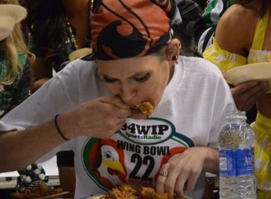 Bate record al comer 360 alitas en 30 minutos