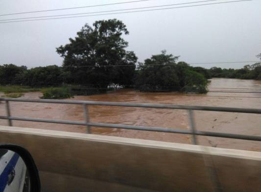 Se enfurece el río La Villa, hay fuertes inundaciones