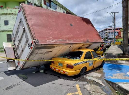 Camión le cayó encima a taxi en Calidonia