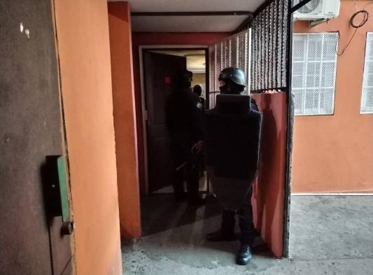 Las unidades policiales encontraron droga en varios apartamentos.