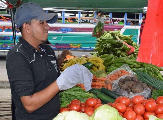 Trabajadores limpian sus productos.