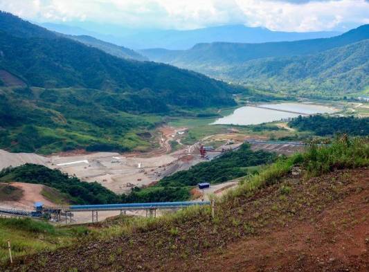 Fotografía de archivo fechada el 9 de octubre de 2023 que muestra el depósito de relaves de la minera china Ecuacorriente que opera la mina Mirador, en El Pangui, provincia de Zamora Chinchipe (Ecuador).