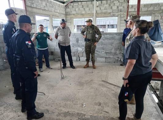 Aquí el ministro Pino en medio de la gira. Ve los avances de la obra.