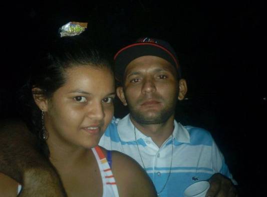 El desaparecido junto a su cónyuge Katia Villareal.