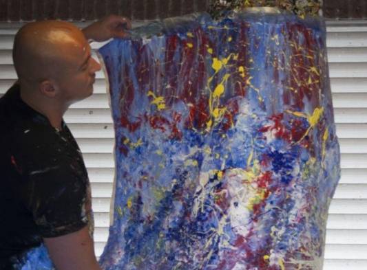 Boxeador pinta a puñetazos