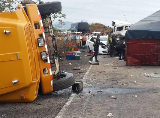 Luto y dolor entre los familiares de las personas que fallecieron en este accidente en Veraguas la mañana del martes.