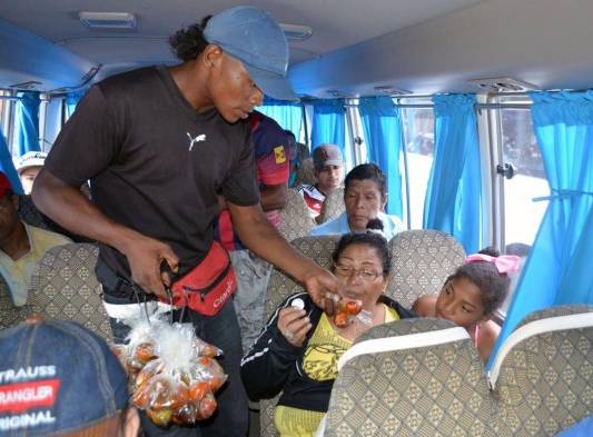 También venden pixbaes dentro de las chivitas y buses que hacen la parada en este punto.