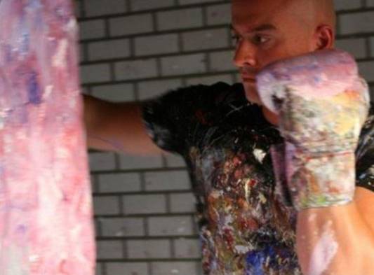 Boxeador pinta a puñetazos