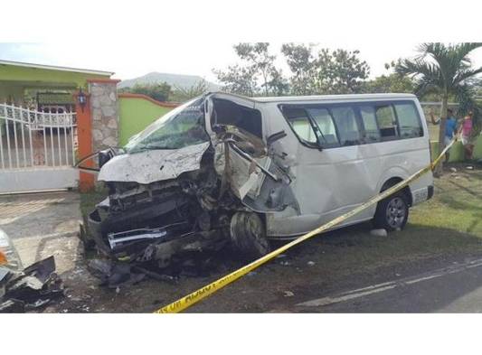 El accidente se registró entre un busito de ruta y un auto tipo pick up.