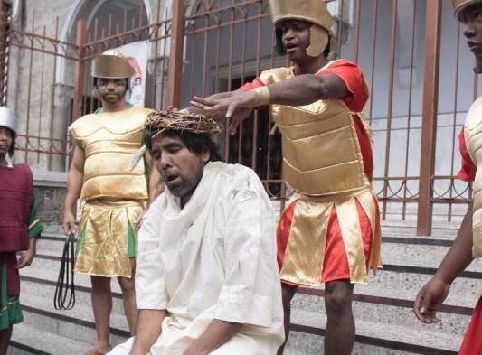 Cuando le colocaron la corona de espinas.