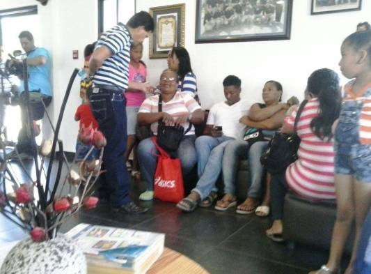 Familiares esperaban a los tripulantes de la embarcación Antares III en la Base de Cocolí.