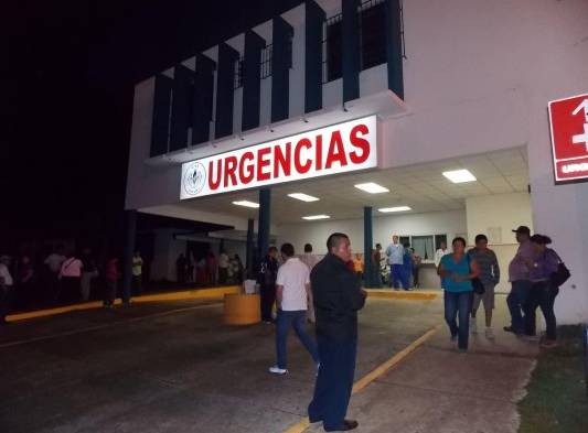 Pacientes y personal médico salieron de las instalaciones por la presencia del humo.