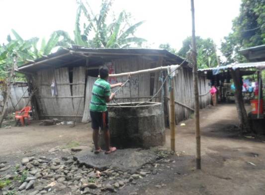 En esta comunidad tienen que consumir el agua que sacan del pozo y tienen miedo enfermarse