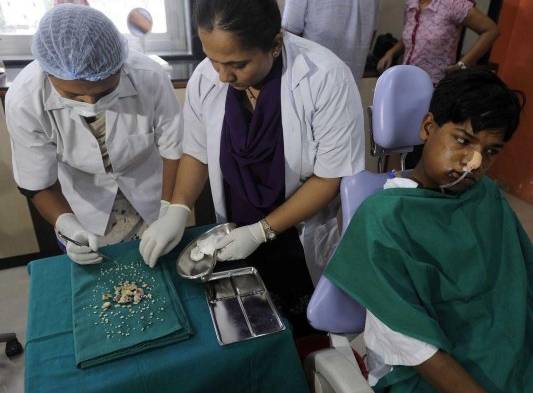 Extraen 232 dientes a joven en la India
