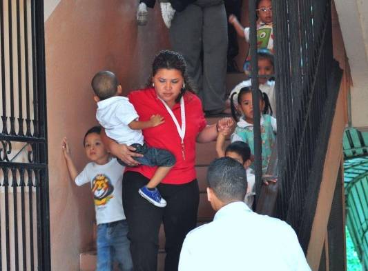 Los profesores y los niños procedieron a evacuar rápido.