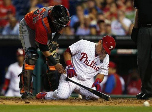 Carlos Ruiz, tras recibir el pelotazo en la cabeza el pasado viernes.