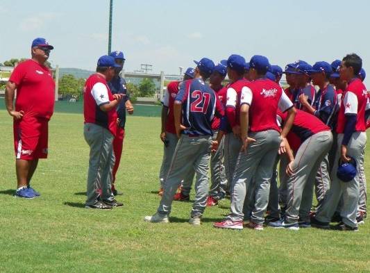 Cuerpo técnico y peloteros charlan antes del juego.