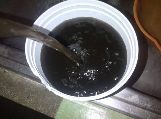 Hay hogares donde el líquido sale prácticamente negro.
