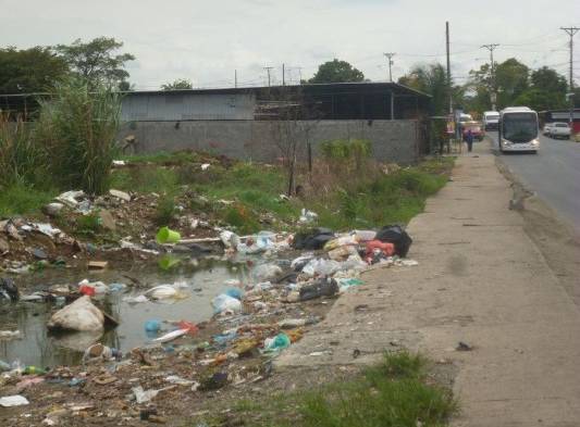 Agua se mantiene empozada con basura