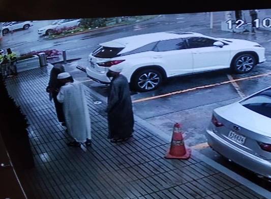 Roban joyería disfrazados de musulmanes y de funcionarios de Aseo