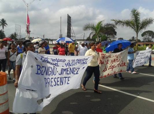 Docentes realizan marcha en la provincia de Colón