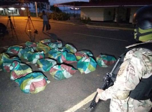 Los bultos fueron desembarcados en la base aeronaval de Sherman.