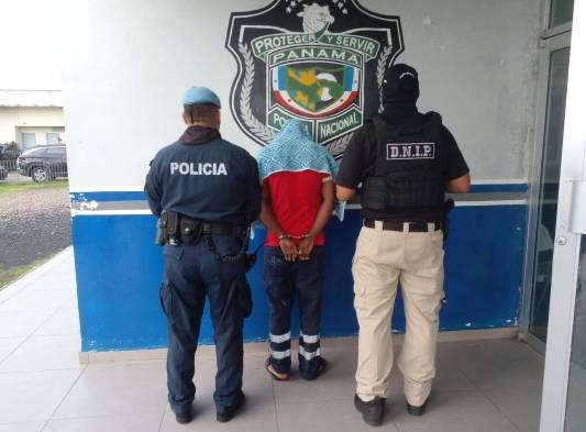 Agentes policiales durante la detención de uno de los sospechosos