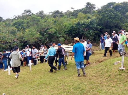 Momentos en que se realizaba el traslado de los restos de una de las víctimas del la tragedia del 16 de septiembre en Los Alveos. Hubo doble oficio sepulcral.