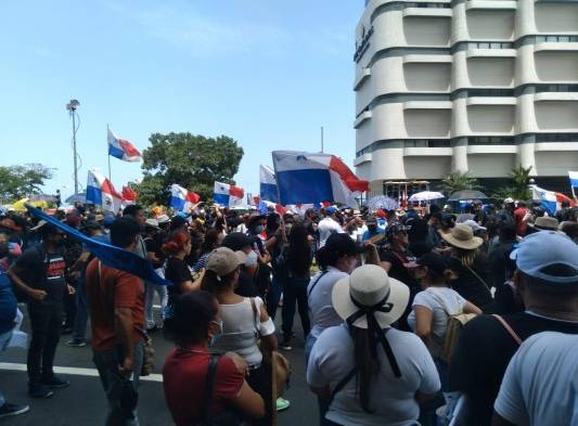 Gremios docentes llegan a la Contraloría General de la República.