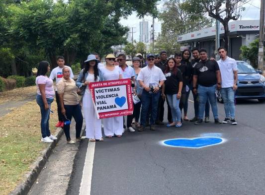 Pintan corazón azules en memoria del joven Yaxel, atropellado en Santa Elena