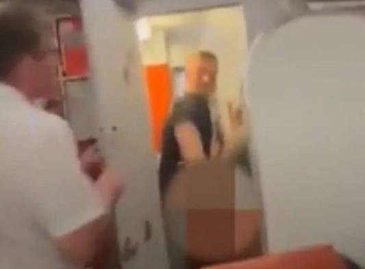 ¡No se aguantaron! Pareja es sorprendida teniendo relaciones sexuales en el baño de un avión