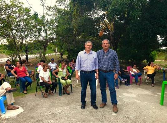 Olmedo Guillén junto al presidente del Partido Popular, Juan Carlos Arango.