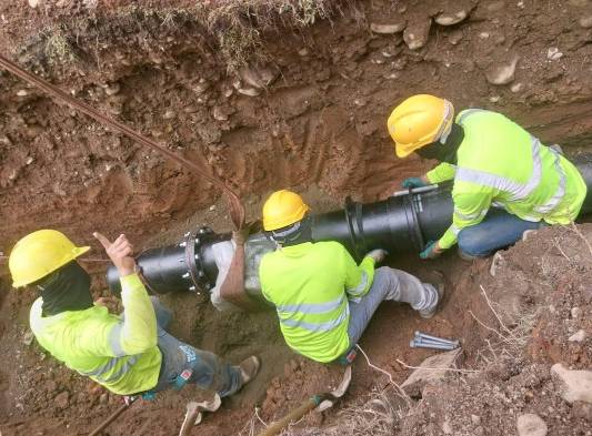 Han compactado en capas de 30 centímetros a lo largo de la instalación de tubería.